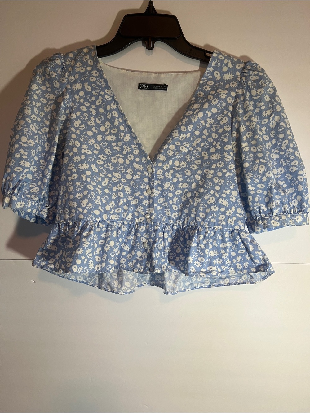 Zara Women's size Small, Light Blue Floral V-Neck Ruffled Peplum Crop Blouse